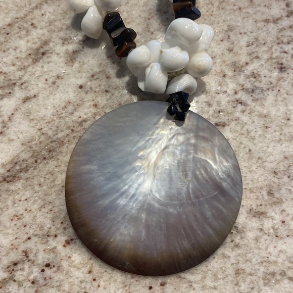Beaded abalone shell moon shell & beaded necklace about 19 inches. Screw closure - Picture 5 of 7